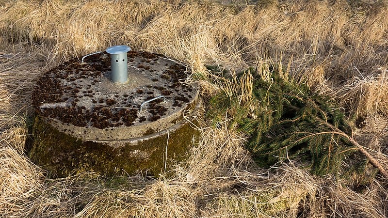 800px Lid of a rural septic tank